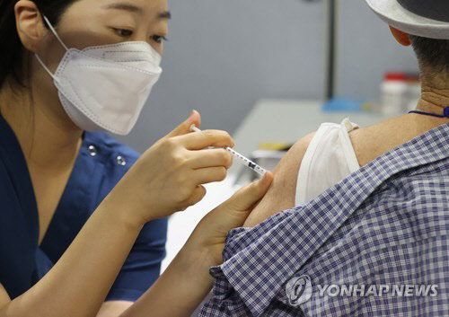 의료진이 주사를 놓고 있다. 연합뉴스.